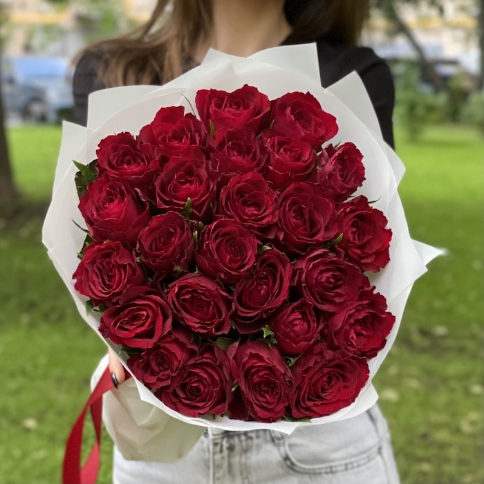 Ramo de 25 rosas rojas locales - Gallery image