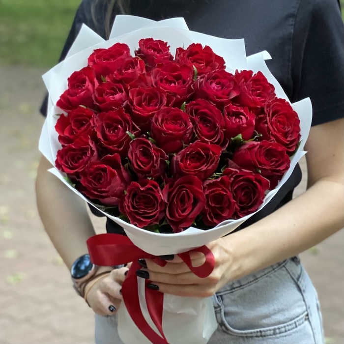 Ramo de 25 rosas rojas locales - Gallery image