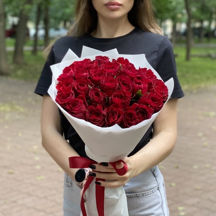 Ramo de 25 rosas rojas locales - Gallery image