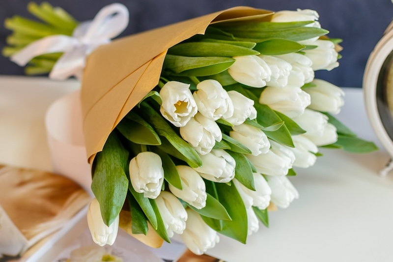 25 Fresh White Tulips - Gallery image