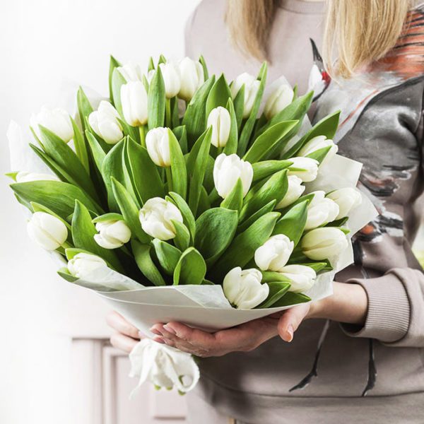 25 Fresh White Tulips - Gallery image