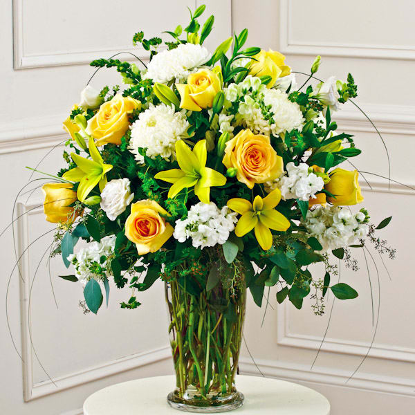 Arreglo floral grande en jarrón amarillo y blanco para expresar condolencias. - Product image
