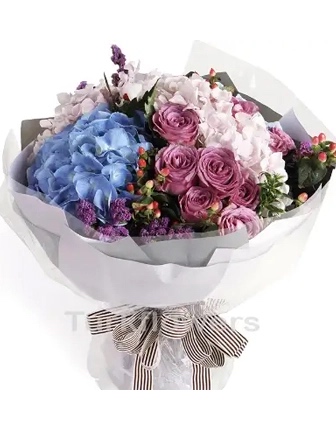 Ramo de hortensias azules y rosas lilas - Product image
