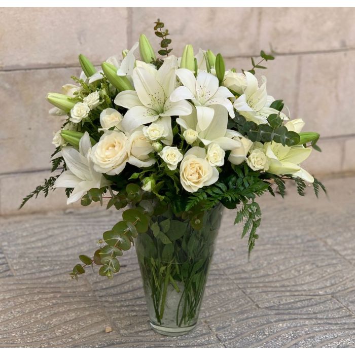Lirios y rosas blancas en un jarrón - Gallery image