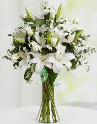 Lirios y rosas blancas en un jarrón - Product image