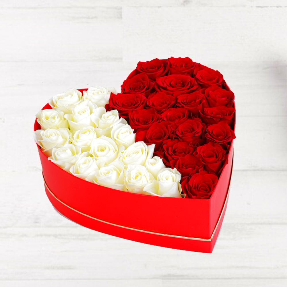 Caja en forma de corazón con 20 rosas rojas y 20 rosas blancas. - Product image