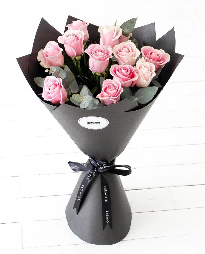 Ramo de 12 rosas rosadas envuelto en papel negro. - Product image