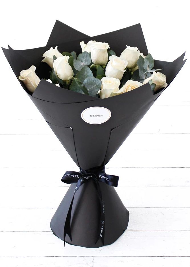 Ramo de 12 rosas blancas envuelto en papel negro. - Product image
