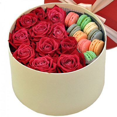 9 Macaron cookies, 11 red roses - Bilecik