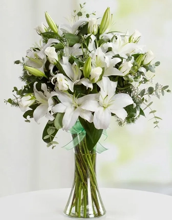 lilium-and-white-roses-in-vase
