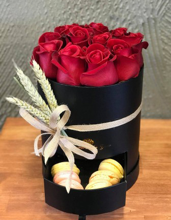 11-red-roses---macaron